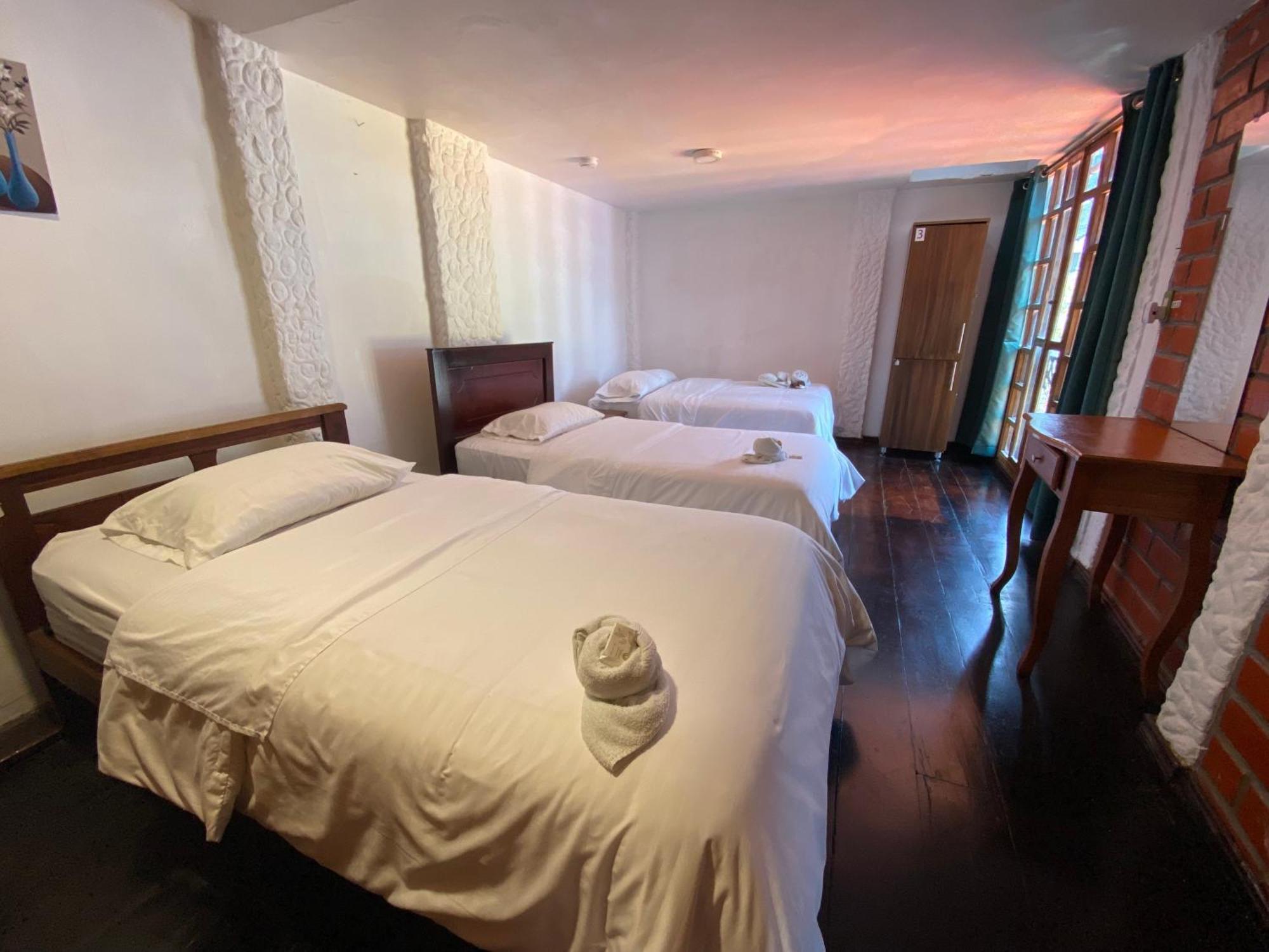 Garden House Hostal 바뇨스 외부 사진