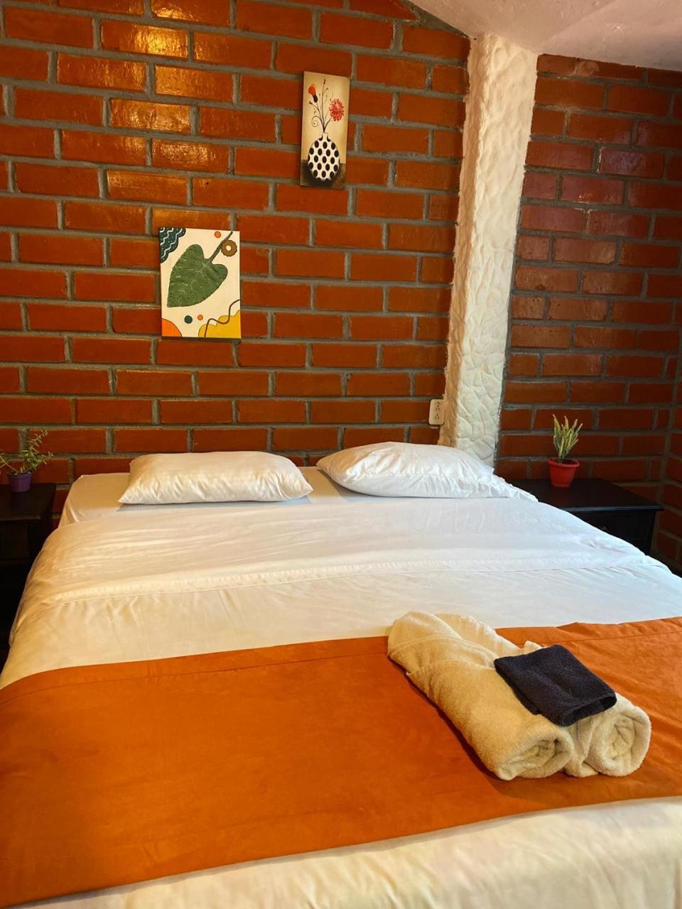 Garden House Hostal 바뇨스 외부 사진
